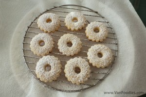 Sprinkle on the top cookies before sandwiching them Sprinkle on the top cookies before sandwiching them